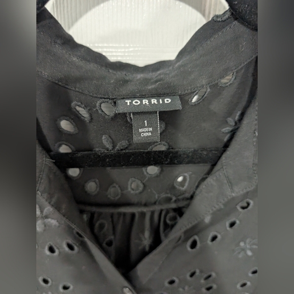 Torrid Deep Black Eyelet Button-Up Shirt in Size 1 (14/16) - Picture 3 of 10